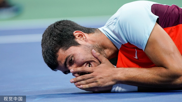 夺下大满贯后，阿尔卡拉斯喜极而泣。