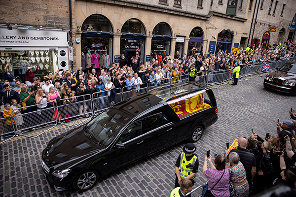 民众为女王送行&nbsp; 图源：澎湃影像