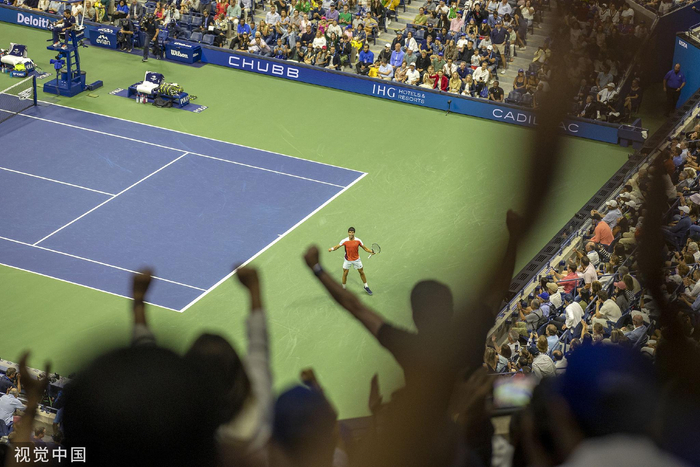 阿尔卡拉斯赢下决赛，现场球迷兴奋不已。