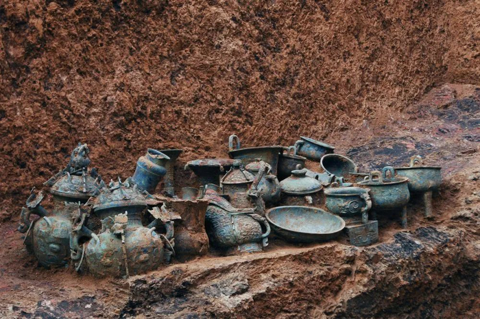 叶家山27号墓北部二层台器物照。