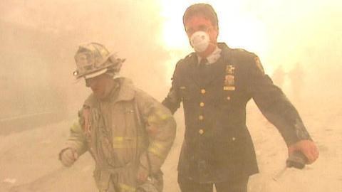 “911”恐怖袭击事件当天，民众逃离现场。