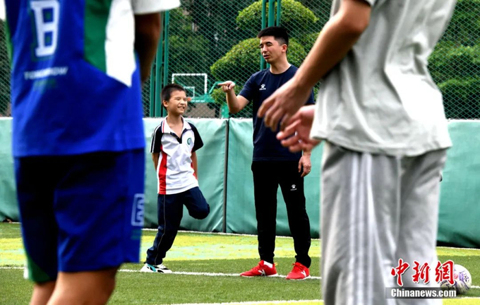 王亚锋训练时给队员做指导。王东明 摄