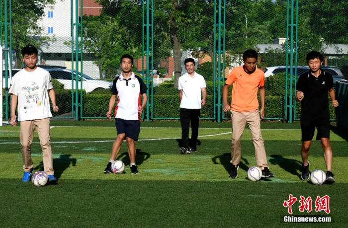 王亚锋训练队员如何带球跑起来。王东明 摄