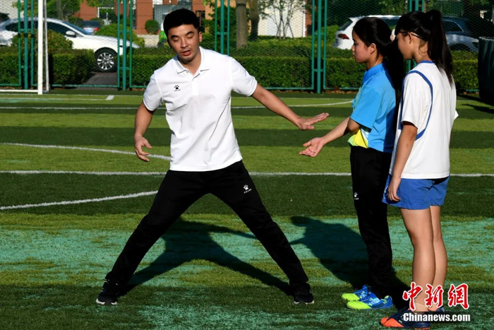 王亚锋给女队员做折返跑示范动作。王东明 摄