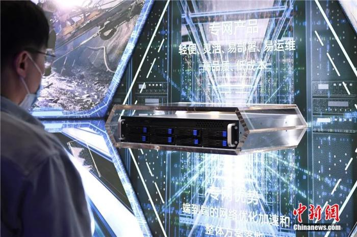 满足工业、能源、交通、医疗等通信服务需求的云原生核心网吸引参观者。张茵 摄