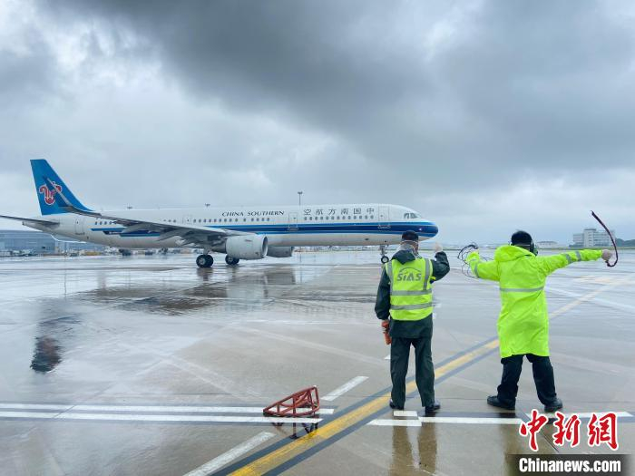 受今年第12号强台风“梅花”影响，中国南方航空根据台风天气实际影响及时调整航班计划 南航供图