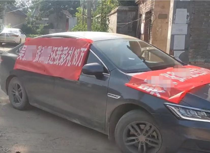 小伙驱车挂横幅进村声讨 &nbsp;视频截图