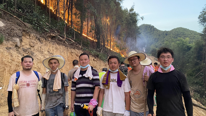 8月23日，黄佳琦（右二）与油锯七组部分成员合影，其中左二为小强，左三为孙文举。&nbsp; 受访者供图