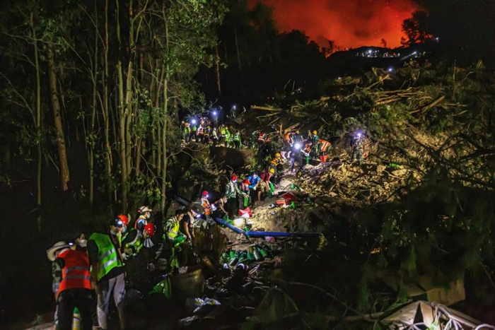 8月25日，志愿者们组成的“防火长城”蜿蜒至山上的扑火一线。&nbsp; 新京报记者 郑新洽 摄