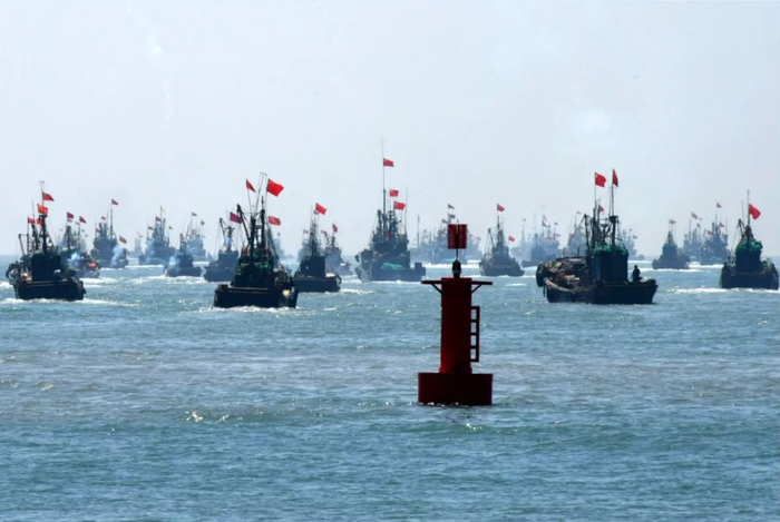 ▲9月1日，在青岛西海岸新区积米崖海域，渔船驶离码头。图/新华社记者 李紫恒 摄