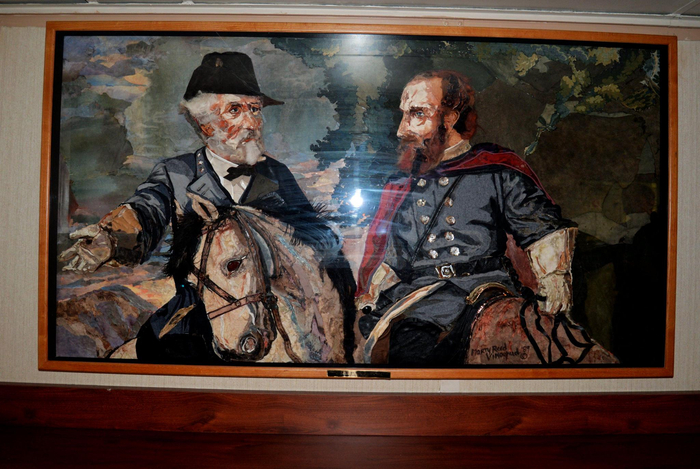 2016年之前悬挂在“钱斯洛斯维尔”号上的罗伯特·李和托马斯·杰克逊肖像画 图自美媒