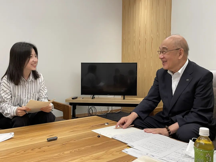 荒井正吾接受澎湃新闻记者采访 澎湃新闻 图