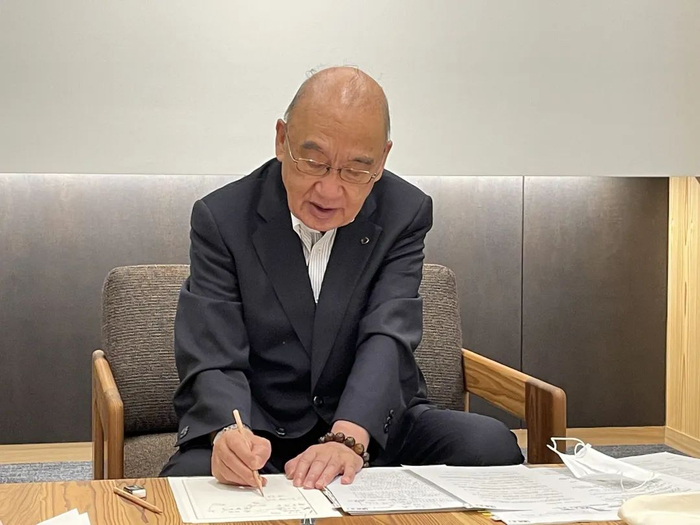 荒井正吾在纸上写下他于上世纪90年代东北之行的同行人名字和旅行路线 澎湃新闻 图