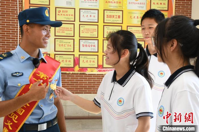 颜国庆与漳州五中学生交流。　漳州市退役军人事务局供图