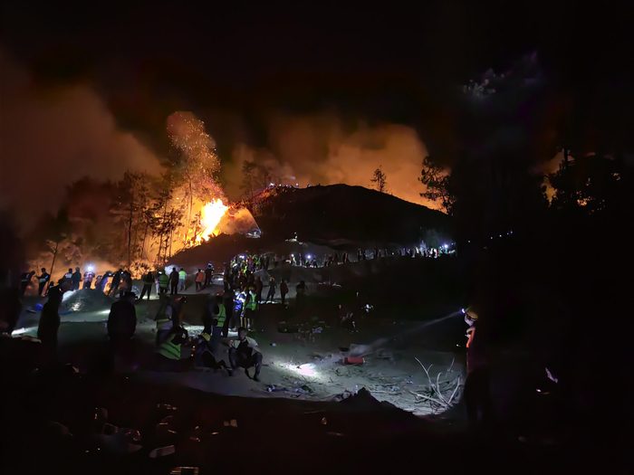 8月25日晚，“以火攻火”战术下，缙云山上一度火光冲天。&nbsp; 受访者供图