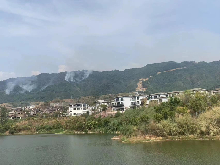 8月24日，远眺缙云山，山火正向第二道隔离带逼近。&nbsp; 受访者供图