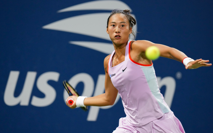 郑钦文在美网比赛中。  新华社记者 刘杰 摄