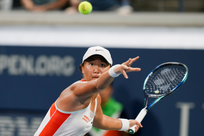 王曦雨在比赛中回球，她比郑钦文成名还早。  新华社记者 刘杰 摄