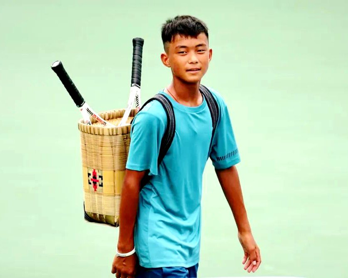 少年背着小背篓。  图片来源：网络