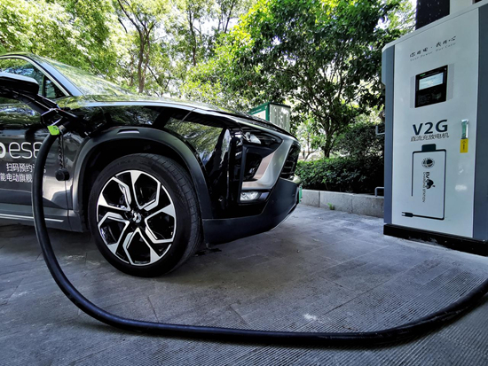 面对充电基础设施建设区域不平衡、特殊条件下的电力紧张等问题，中国新能源汽车无疑需要更多前瞻性布局。其中，通过V2G车网互动充电桩或换电站，将电动汽车从交通工具变为“充电宝”向电网反向送电，可以在面对“限电”挑战时发挥更多储能价值。