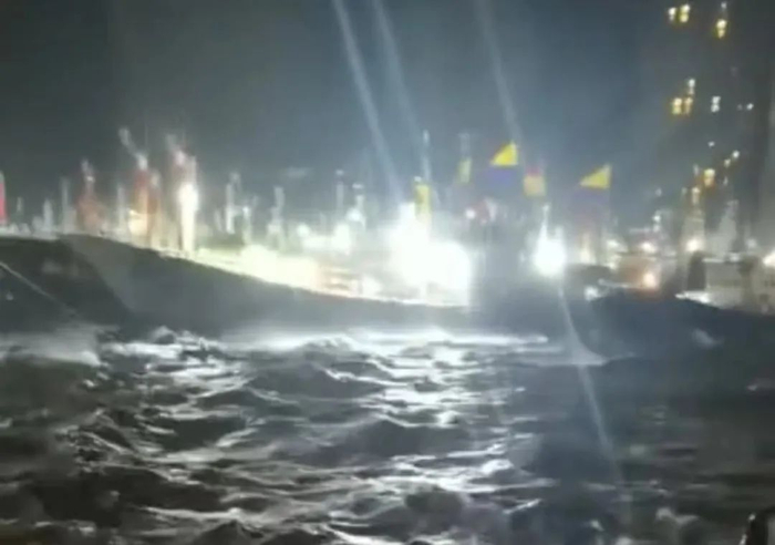 ▲沈家门附近海域，船舶停在港口避风。受访者供图