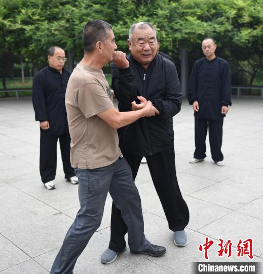 张玉林在示范形意拳技法。　 任玉静 摄