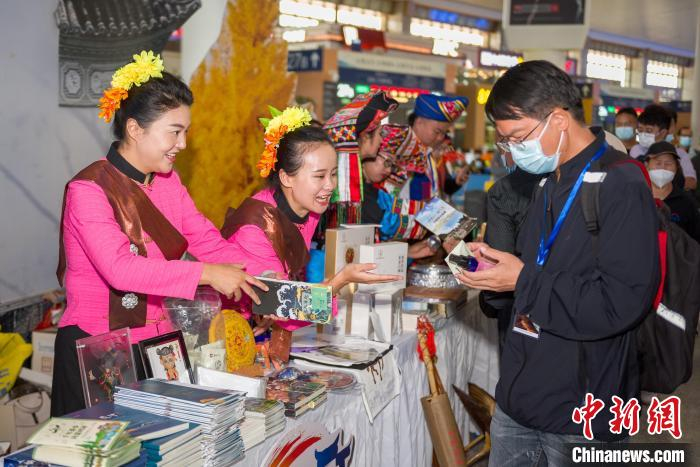 图为列车首发仪式现场设置的文旅展区 邓斌 摄