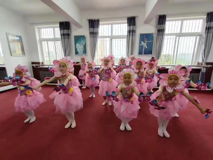 辽宁省鞍山市千山区旧堡小学舞蹈社团排练舞蹈 。&nbsp; 本文图均为 新华社 图