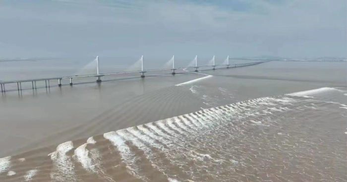 2022年科考活动中，队员在嘉绍大桥下拍摄到鱼鳞潮和交叉潮。浙江省钱塘江涌潮研究会供图