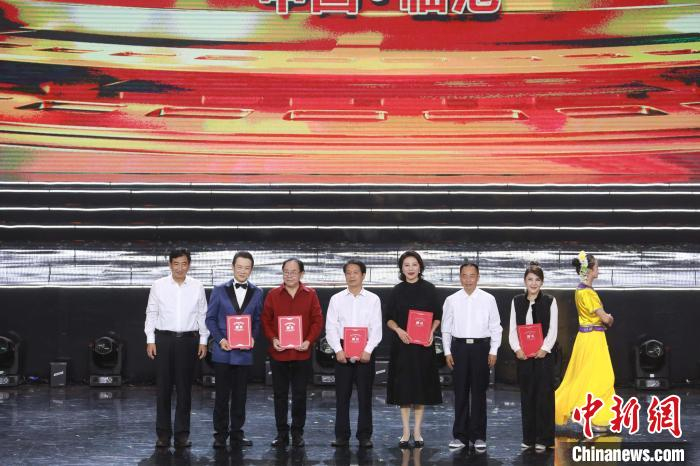 图为马德华、乌兰图雅、郑子、岳红、赵保乐获得“临沧市荣誉市民”称号。　彭文昌 摄