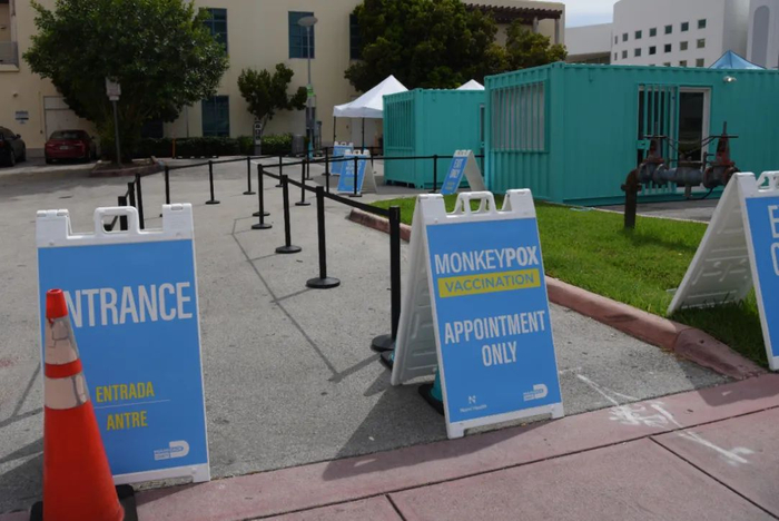 当地时间2022年8月22日，美国迈阿密，免费猴痘疫苗接种点。图/IC photo
