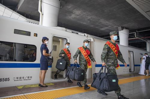 首批新兵昂首阔步，陆续走下列车。