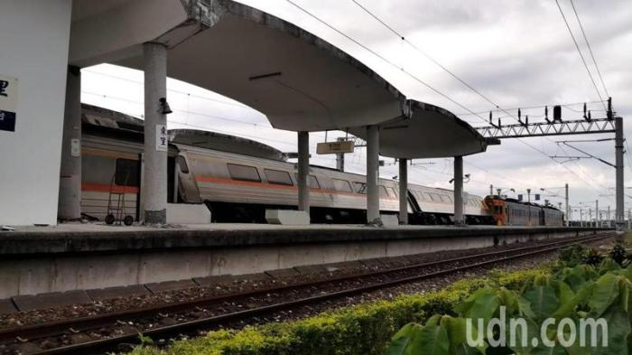 花莲富里东里车站月台倒塌、列车倾斜。图片来源：台湾联合新闻