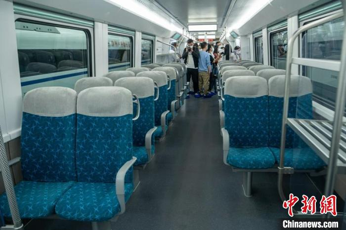 列车内采取纵向和横向座椅，增设了安全把手和行李架等。　刘忠俊 摄