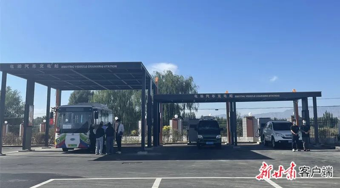 平川镇客货邮综合服务站。新甘肃·甘肃日报记者侯洪建摄  