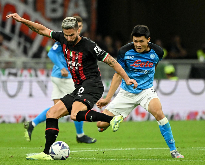 AC米兰老将吉鲁（左）与那不勒斯球员金玟哉在比赛中拼抢。&nbsp; 图/新华社