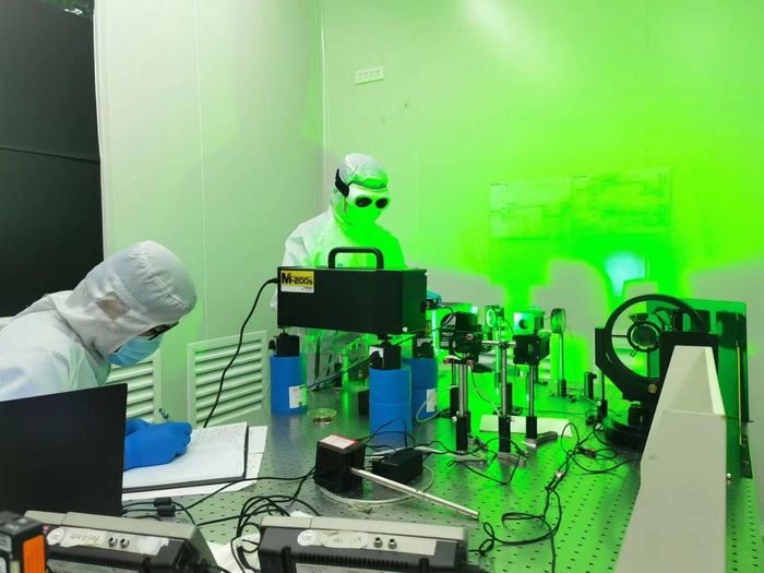 项目团队对多波束激光雷达大气激光器进行装调。中国航天科技集团九院704所供图