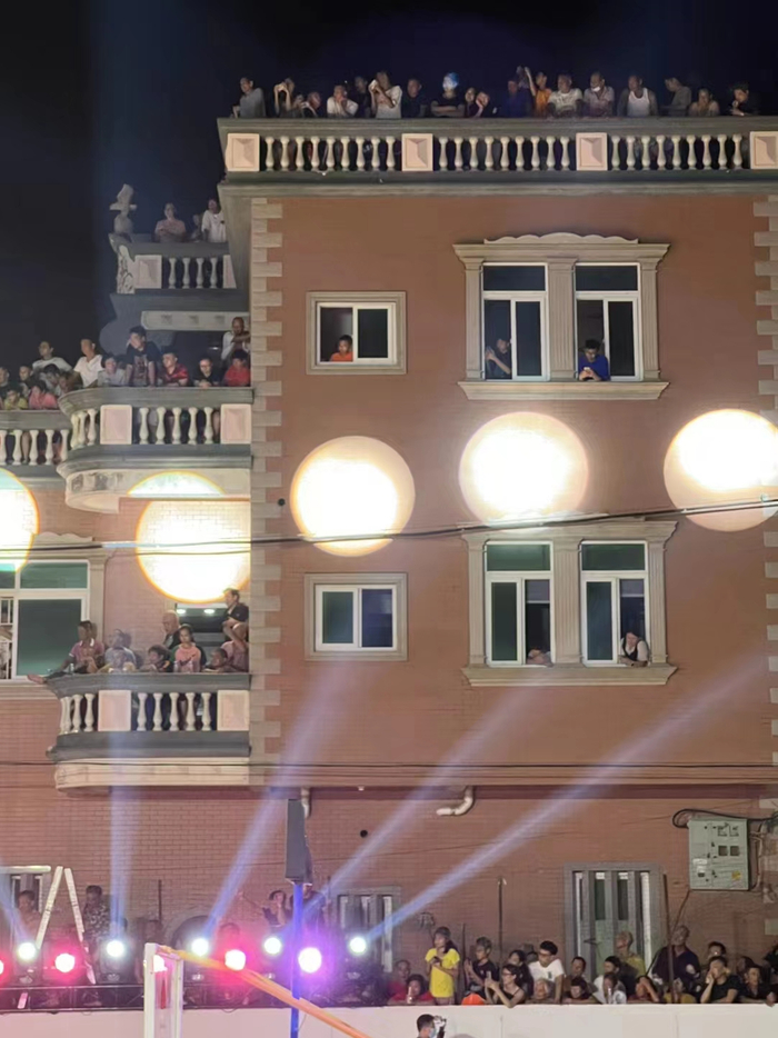 球场旁的三层洋楼挤满了人。&nbsp;澎湃新闻记者&nbsp;胡杰&nbsp;图