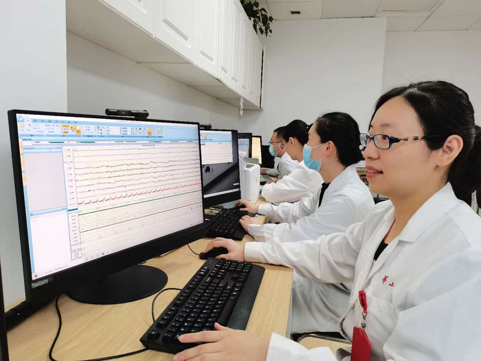 　医生和技师们正在判读患者的睡眠监测图。