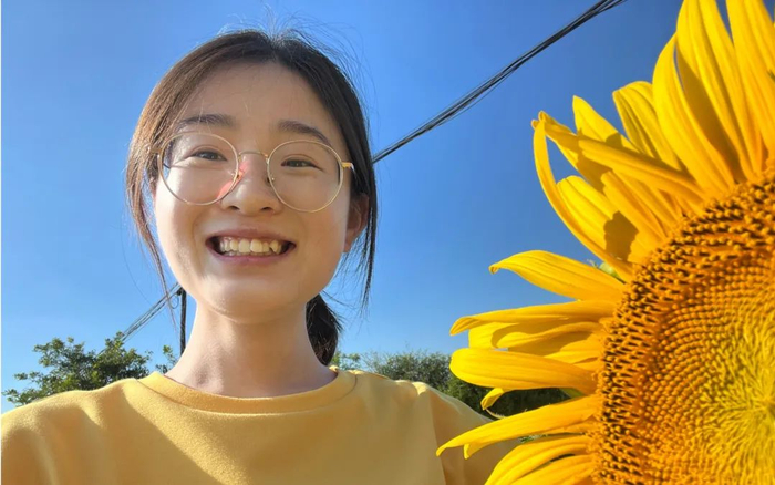 8月，侯翠翠村里的向日葵迎来花期