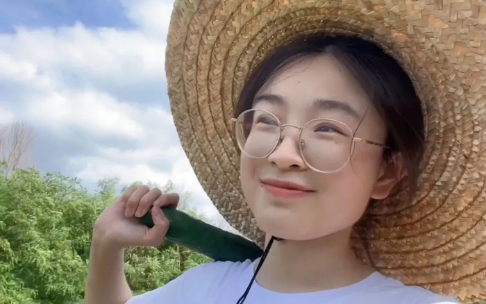 “朋友们，村儿里的夏天吃饭不要钱！”