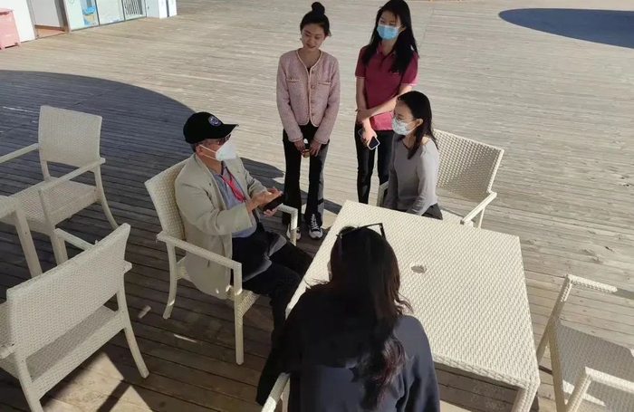 刘海贵教授与同学们亲切交流