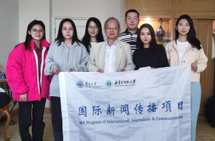 刘海贵教授与内蒙古师范大学六位学生共同合影