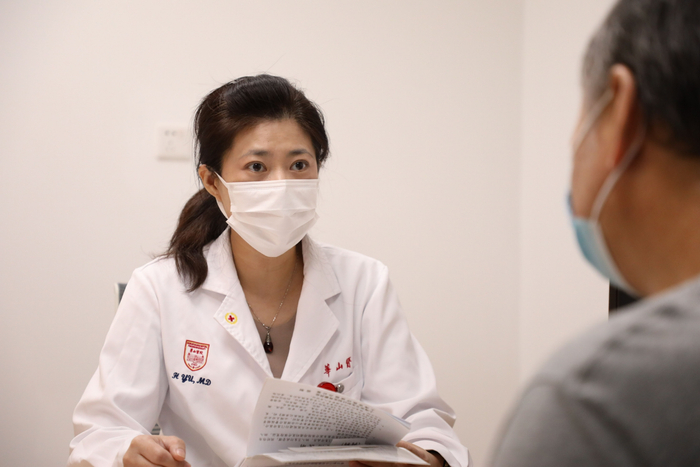 　　华山医院神经内科副主任医师、复旦大学睡眠障碍研究中心主任于欢为一名睡眠障碍患者看诊。本文图片均为&nbsp;受访者 供图