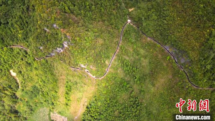 图为蜿蜒在山间的引水渠。　李小华 摄