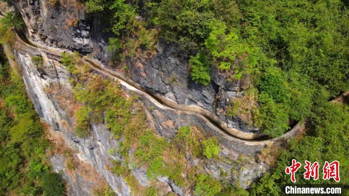 图为开凿于悬崖绝壁上的引水渠。　李小华 摄