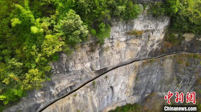 图为开凿于悬崖绝壁上的引水渠。　李小华 摄