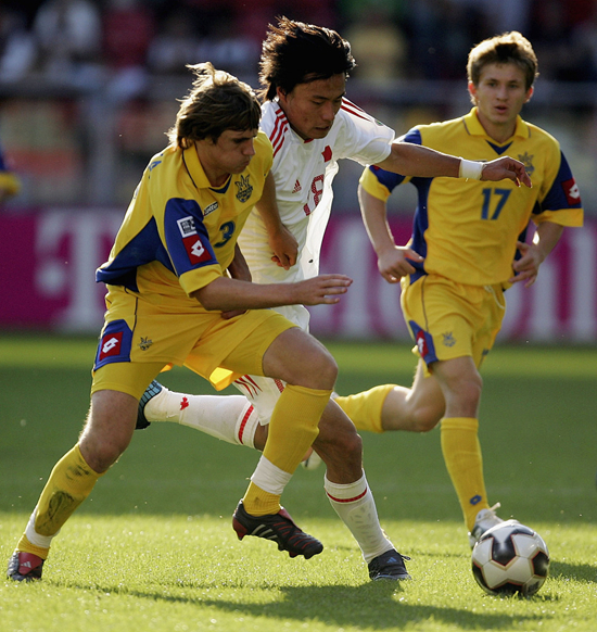     2005年6月14日，荷兰世青赛中国队以3∶2战胜乌克兰队，提前出线。图为郜林突破。视觉中国供图（资料图）