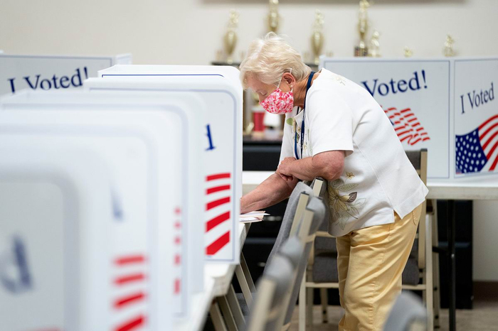 当地时间2022年5月17日，美国北卡罗来纳州，当地举行中期选举初选，民众在投票站投票。