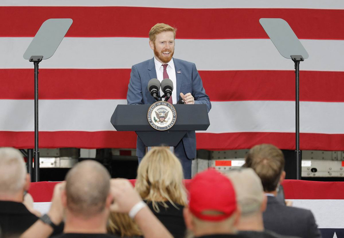 当地时间2020年10月14日，密歇根州，彼得·迈尔（Peter Meijer）在活动上发表讲话。